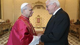 Bundespräsident Steinmeier trifft dem Papst bei Privataudienz.