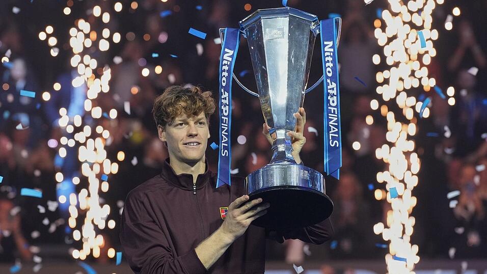 Sinner holt die Trophäe bei den ATP Finals. Sinner holt die Trophäe bei den ATP Finals.