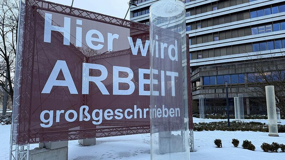 Im Dezember steigt die Arbeitslosigkeit: Betriebe stellen vor dem Jahresende weniger ein und in der kalten Jahreszeit gibt es weniger Au&szlig;enjobs.