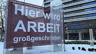 Im Dezember steigt die Arbeitslosigkeit: Betriebe stellen vor dem Jahresende weniger ein und in der kalten Jahreszeit gibt es weniger Au&szlig;enjobs.