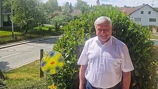 Xaver Hagn auf seiner Terrasse in Niederh&ouml;cking. Im Hintergrund die Kirche und der Maibaum. Seine Heimat ist dem 73-J&auml;hrigen wichtig, f&uuml;r sie setzt er sich seit Jahrzehnten ein.
