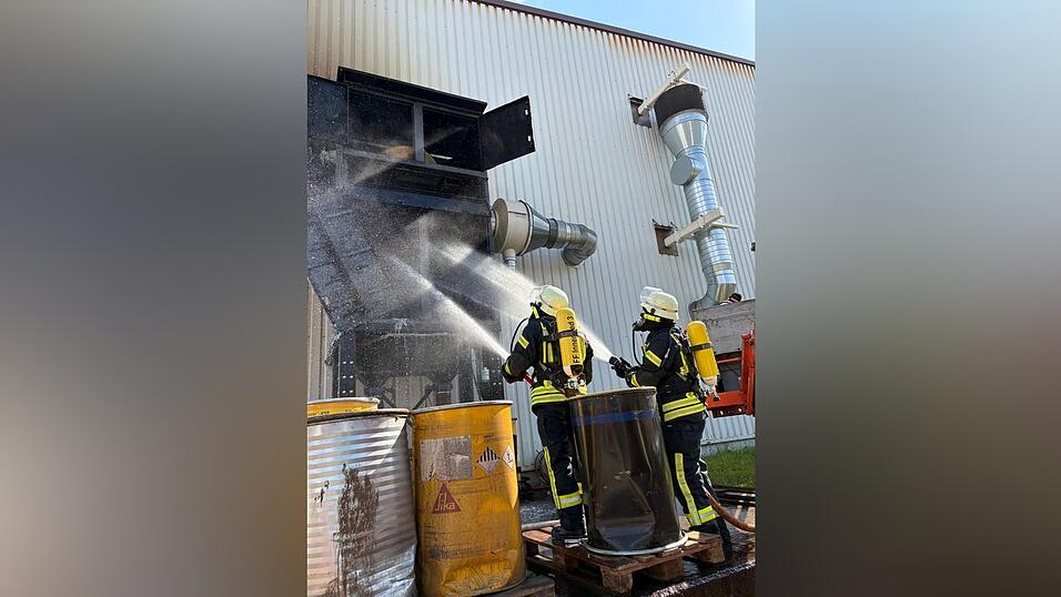 Bei den sommerlichen Temperaturen&nbsp;leisteten die Atemschutzger&auml;tetr&auml;ger der Feuerwehr schwei&szlig;treibende Arbeit.&nbsp;