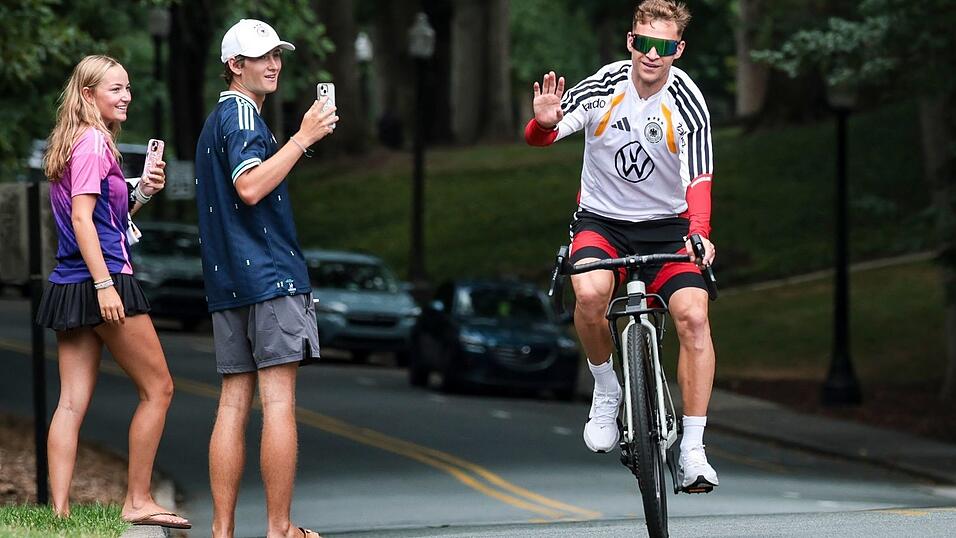 Der Kapit&auml;n ist mit dem Radl da: Joshua Kimmich auf dem Weg zum Training in Winston-Salem.