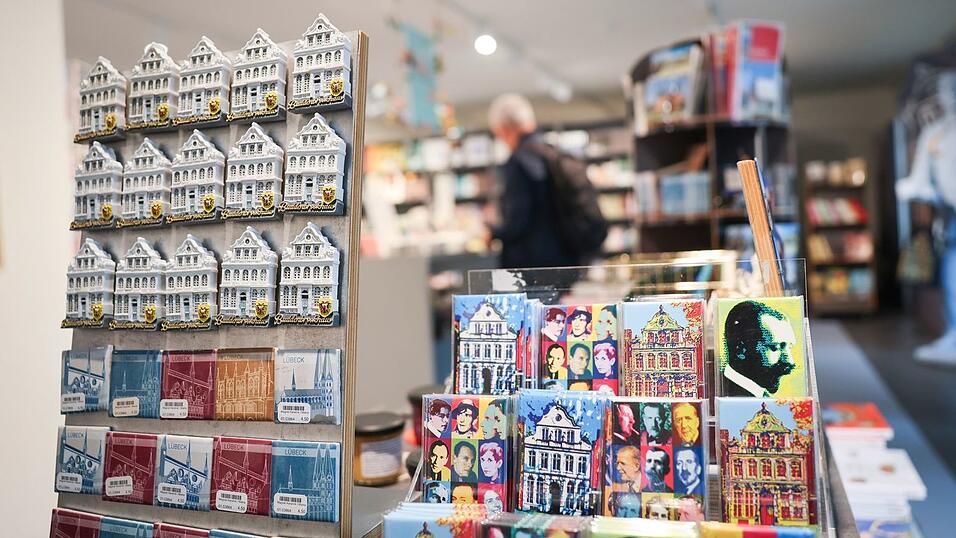 K&uuml;hlschrankmagneten und andere Souvenirs zum Buddenbrookhaus werden im Museumsshop 'Buddenbrooks am Markt - Infocenter und Museumsshop' in der L&uuml;becker Altstadt angeboten.
