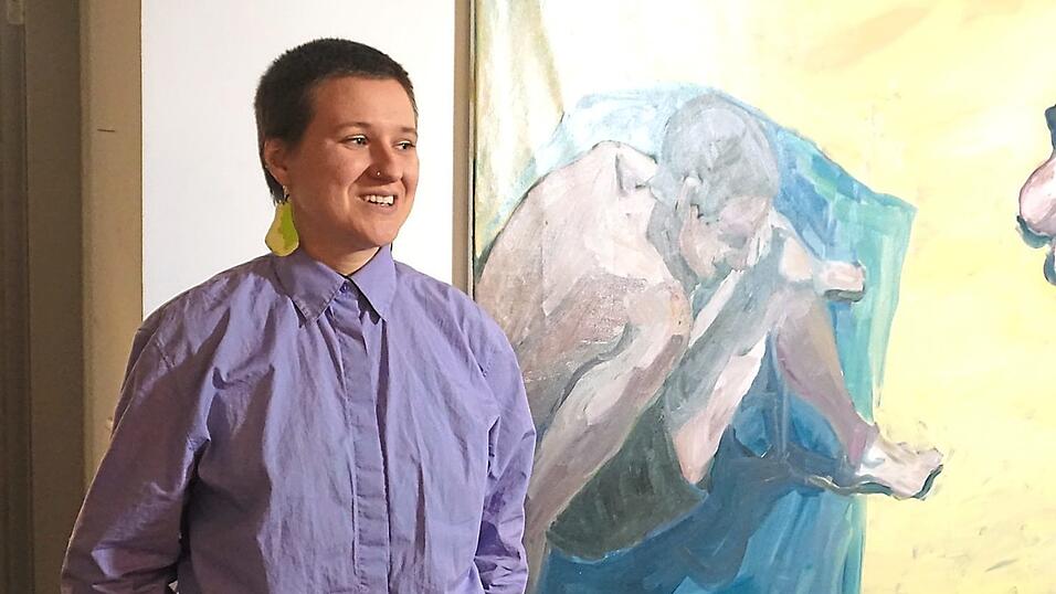 K&uuml;nstlerin Paula Schmidt vor einem ihrer Bilder.
