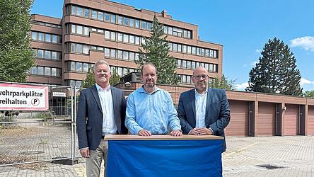 Jürgen Eberwein (von links), Michael Lehner und Thomas Zeilhofer vor dem ehemaligen Rewag-Gebäude. Jürgen Eberwein (von links), Michael Lehner und Thomas Zeilhofer vor dem ehemaligen Rewag-Gebäude.