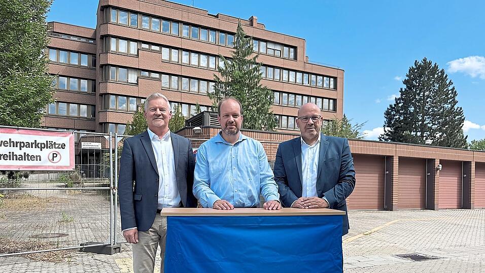 Jürgen Eberwein (von links), Michael Lehner und Thomas Zeilhofer vor dem ehemaligen Rewag-Gebäude. Jürgen Eberwein (von links), Michael Lehner und Thomas Zeilhofer vor dem ehemaligen Rewag-Gebäude.