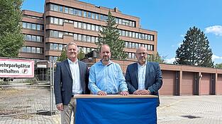 Jürgen Eberwein (von links), Michael Lehner und Thomas Zeilhofer vor dem ehemaligen Rewag-Gebäude. Jürgen Eberwein (von links), Michael Lehner und Thomas Zeilhofer vor dem ehemaligen Rewag-Gebäude.