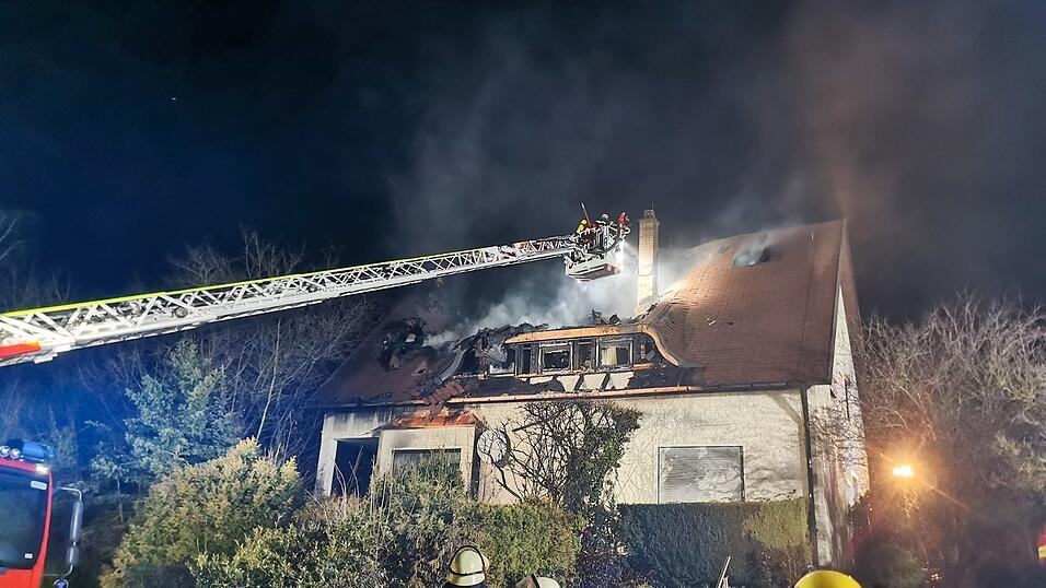 Feuerwehreinsatz in der Nacht von Donnerstag auf Freitag in Burglengenfeld. Dort stand der Dachstuhl eines Einfamilienhauses in Flammen.