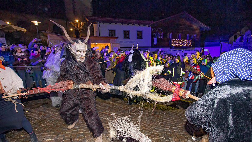 Höhepunkt des Auftritts: Die Rauhwuggerl vertreiben die Hexen.