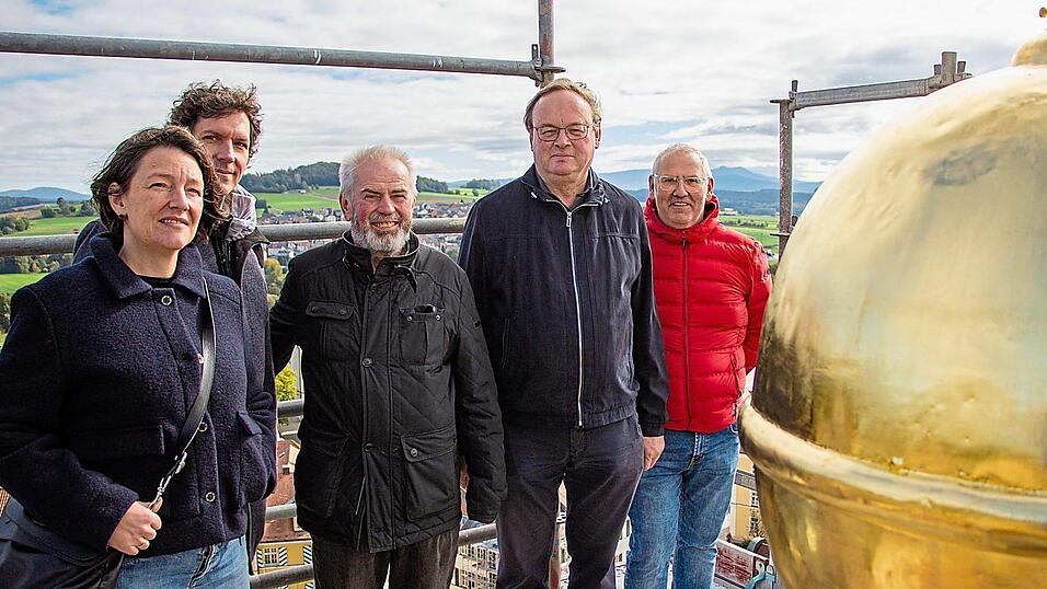 Die Architekten Barbara Wilnhammer und Michael Baltes wohnen mit Kirchenpfleger Anton Stocker, Pfarrer Karl-Heinz Seidl und Mesner Reinhold Kerner (von links) der Turmkugel-Befestigung bei.