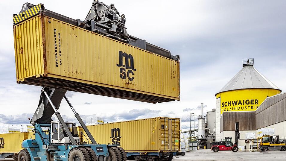Containerverladung in Hengersberg: Mit einem eigenen Gleisanschluss tr&auml;gt die Schwaiger Holzindustrie zur umwelt- und klimaschonenden Mobilit&auml;t bei.