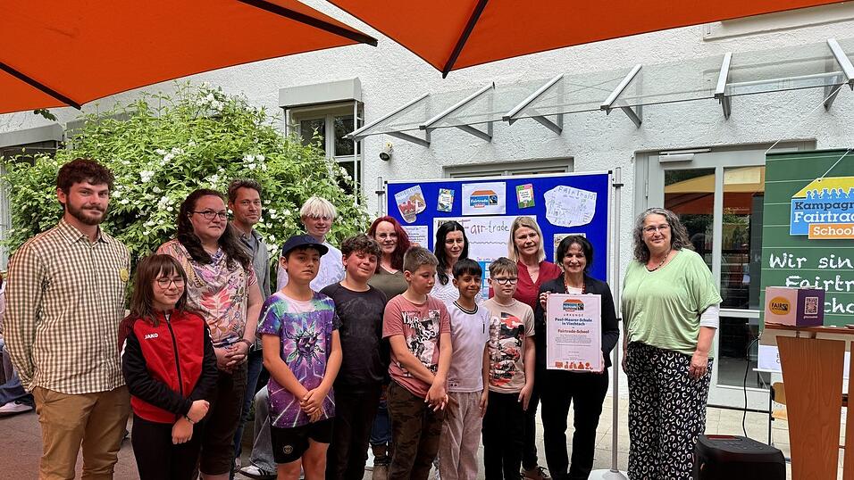 Rektorin Birgit Heigl-Venus, die heilp&auml;dagogischen Unterrichtskr&auml;fte, die lehrer&auml;hnlich Aufgaben an der Schule &uuml;bernehmen, Moritz Gierl und Silke Penzkofer mit Eltern und Sch&uuml;ler des Schulteams mit Carina Bischke.