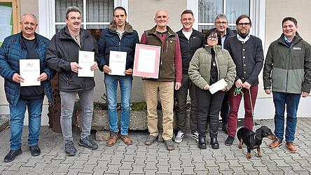 Ehrungen, Begr&uuml;&szlig;ungen und Verabschiedungen gibt es beim Forstbetrieb Roding (von links): Franz Simon, Thorsten D&ouml;beritz, Manfred Betz, Hans-Norbert Dirscherl, Michael Simmeth, Gabriele Schmidbauer, Josef Strasser, Jan-Otto Hake, Dominik Schwarz.