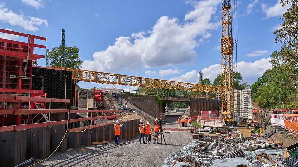 Seit Juli wird die rechte Rheinstrecke zwischen Troisdorf nahe Köln und Wiesbaden saniert, die Bauarbeiten sollen noch bis Dezember laufen. Seit Juli wird die rechte Rheinstrecke zwischen Troisdorf nahe Köln und Wiesbaden saniert, die Bauarbeiten sollen noch bis Dezember laufen.