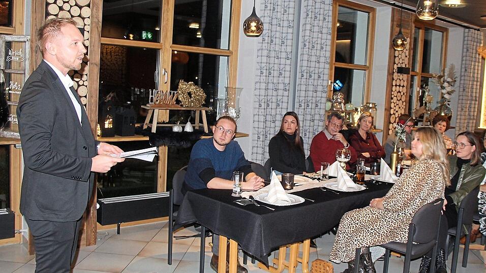 Über eine überaus rege Diskussion zur Neuausrichtung des Werbekreises freut sich Vorsitzender Christian Götz. Eine weitere Versammlung zum Thema soll folgen, ehe die Neuwahlen anstehen. Über eine überaus rege Diskussion zur Neuausrichtung des Werbekreises freut sich Vorsitzender Christian Götz. Eine weitere Versammlung zum Thema soll folgen, ehe die Neuwahlen anstehen.