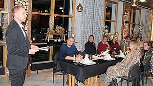 Über eine überaus rege Diskussion zur Neuausrichtung des Werbekreises freut sich Vorsitzender Christian Götz. Eine weitere Versammlung zum Thema soll folgen, ehe die Neuwahlen anstehen. Über eine überaus rege Diskussion zur Neuausrichtung des Werbekreises freut sich Vorsitzender Christian Götz. Eine weitere Versammlung zum Thema soll folgen, ehe die Neuwahlen anstehen.