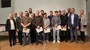 Staatspreisträger Lukas Stettmer (7. v. r.) sowie die Verbandspreisträger Günther Haertl (4. v. l.), Manuel Hauser (7. v. l.) , Peter Heiler (9. v. l.), Timo Mayer, Michael Holzer und Stefan Fischer (6- bis 3. v. r.) zusammen mit (v. l.) Schulleiterin Hermine Eckl, Abteilungsleiter Schulen Ralf Reiner, MdL Josef Zellmeier, MdL Tobias Beck, Bürgermeister Werner Schäfer, stellvertretendem Landrat Andreas Aichinger und Mitglied der Schulleitung Wolfgang Schwanzer (3. v. r.), Leiter der Außenstelle Bogen Daniel Köhl (2. v. r.) und stellvertretender Schulleiterin Ute Hentschirsch-Gall.