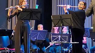 Das Flötenduo Susanne Hiltl und Diana Duarte (v. l.) mit virtuoser Instrumentenbeherrschung.