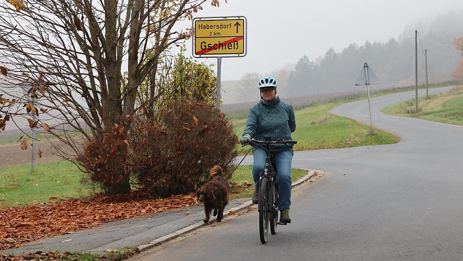 Josephine Wanninger radelt zweimal täglich mit Jagdhund Finn spazieren. Josephine Wanninger radelt zweimal täglich mit Jagdhund Finn spazieren.