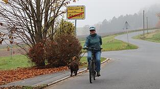 Josephine Wanninger radelt zweimal täglich mit Jagdhund Finn spazieren. Josephine Wanninger radelt zweimal täglich mit Jagdhund Finn spazieren.