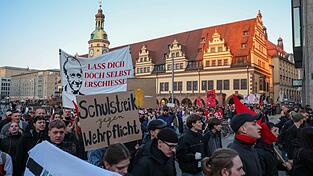 Sch&uuml;ler demonstrieren am Donnerstag in Leipzig gegen die Wehrpflicht und Wehrdienst-Pl&auml;ne der Bundesregierung. Das Gesetz f&uuml;r den neuen Wehrdienst war am 1. Januar in Kraft getreten.