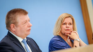 Sie warnen vor einem Trend zur Radikalisierung an den Rändern: Inlandsgeheimdienst-Chef Thomas Haldenwang und Bundesinnenministerin Nancy Faeser.
