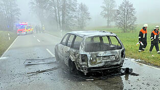 Nach der Explosion einer Gasflasche brannte das Auto aus. Nach der Explosion einer Gasflasche brannte das Auto aus.