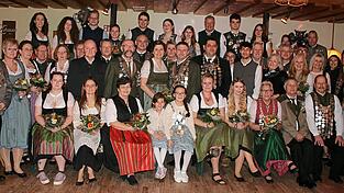 14 Sch&uuml;tzenk&ouml;nige und 14 Jungsch&uuml;tzenk&ouml;nige mit ihren feschen Sch&uuml;tzenlieseln.