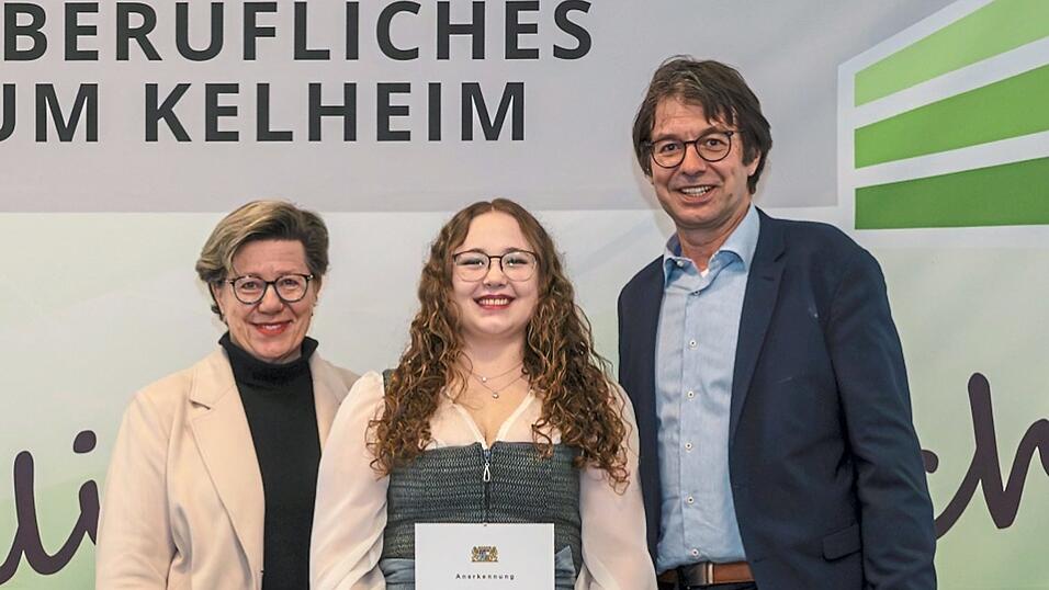 Schulleiter Hubert Ramesberger (rechts) und Bezirksrätin Hannelore Langwieser (links) freuen sich zusammen mit Laura Leppmeier über die Verleihung des Staatspreises. Schulleiter Hubert Ramesberger (rechts) und Bezirksrätin Hannelore Langwieser (links) freuen sich zusammen mit Laura Leppmeier über die Verleihung des Staatspreises.