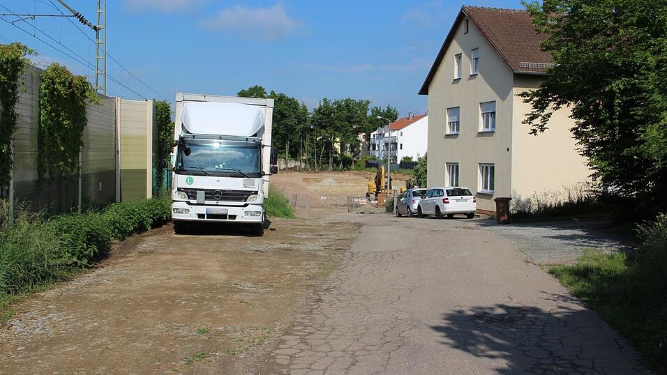 Am Ende dieser Stichstra&szlig;e entlang der Bahnlinie bei der Dr.-Josef-Keim-Stra&szlig;e werden drei neue Mehrfamilienh&auml;user gebaut. Im Zuge der Erschlie&szlig;ung wird die Stra&szlig;e teilweise erneuert und Anna-Ulein-Weg benannt.