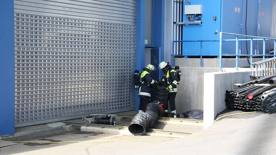 Viele Einsatz- und Rettungskr&auml;fte waren vor Ort und versuchten gemeinsam, der Lage Herr zu werden. (Foto: Lang)