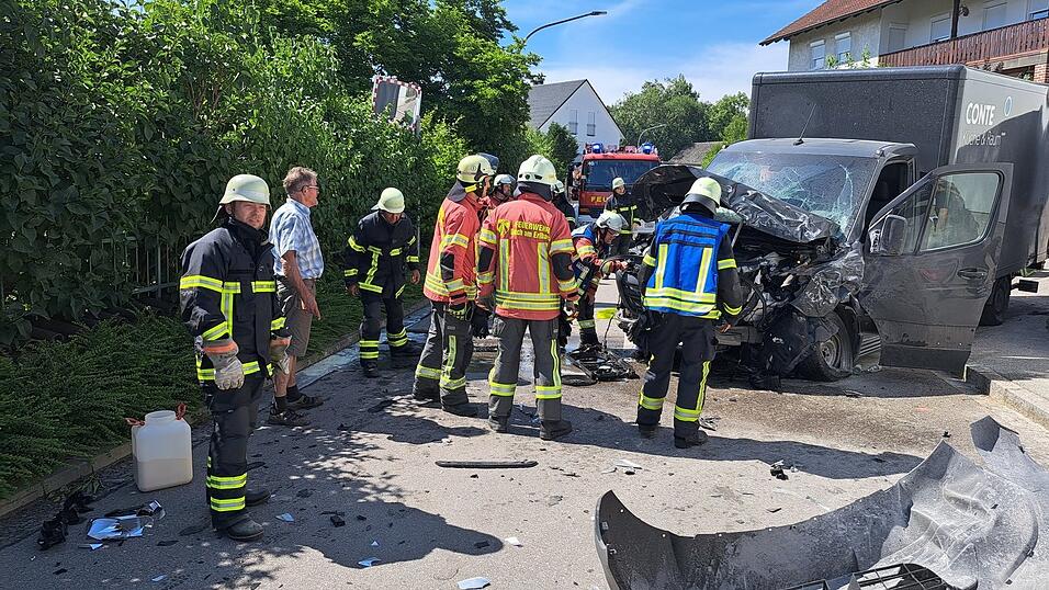 Vort Ort waren die Feuerwehr Haunwang, Buch, Notarzt/Krankenwagen und Polizei.,