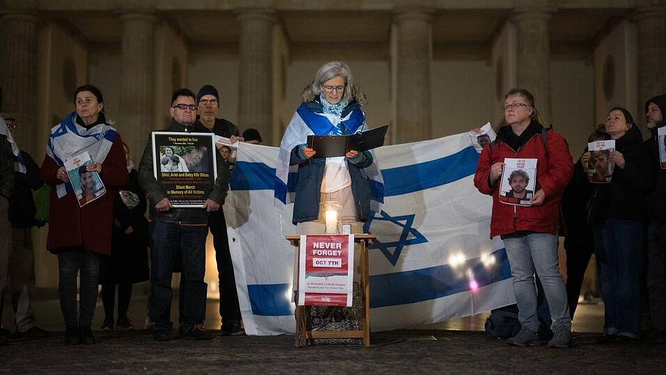 Vorgelesen wurden die Namen der Opfer des Terrorangriffs. Vorgelesen wurden die Namen der Opfer des Terrorangriffs.