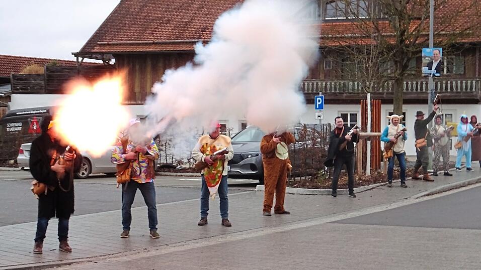 Auch die B&ouml;llersch&uuml;tzen kamen in bunten Kost&uuml;men.