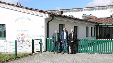Gesch&auml;ftsf&uuml;hrer und Kirchenpfleger Josef Ehrl, B&uuml;rgermeister Georg Edbauer und Pfarrer Hans-J&uuml;rgen Koller (von links), ziehen bei der &Uuml;bergabe der Kindertagesst&auml;tte Sankt Martin von einer Einrichtung unter Tr&auml;gerschaft der katholischen Kirchenstiftung an die Kommune an einem Strang.