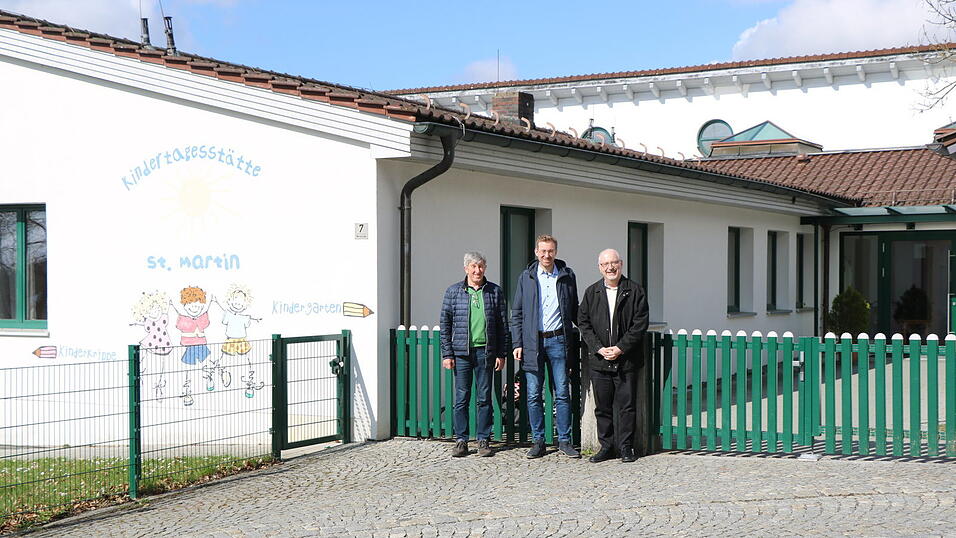 Geschäftsführer und Kirchenpfleger Josef Ehrl, Bürgermeister Georg Edbauer und Pfarrer Hans-Jürgen Koller (von links), ziehen bei der Übergabe der Kindertagesstätte Sankt Martin von einer Einrichtung unter Trägerschaft der katholischen Kirchenstiftung an die Kommune an einem Strang. Geschäftsführer und Kirchenpfleger Josef Ehrl, Bürgermeister Georg Edbauer und Pfarrer Hans-Jürgen Koller (von links), ziehen bei der Übergabe der Kindertagesstätte Sankt Martin von einer Einrichtung unter Trägerschaft der katholischen Kirchenstiftung an die Kommune an einem Strang.