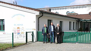 Gesch&auml;ftsf&uuml;hrer und Kirchenpfleger Josef Ehrl, B&uuml;rgermeister Georg Edbauer und Pfarrer Hans-J&uuml;rgen Koller (von links), ziehen bei der &Uuml;bergabe der Kindertagesst&auml;tte Sankt Martin von einer Einrichtung unter Tr&auml;gerschaft der katholischen Kirchenstiftung an die Kommune an einem Strang.