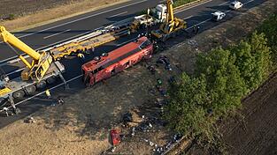 Beim Unfall eines polnischen Reisebusses starben im Osten Ungarns mindestens zwölf Menschen. Beim Unfall eines polnischen Reisebusses starben im Osten Ungarns mindestens zwölf Menschen.