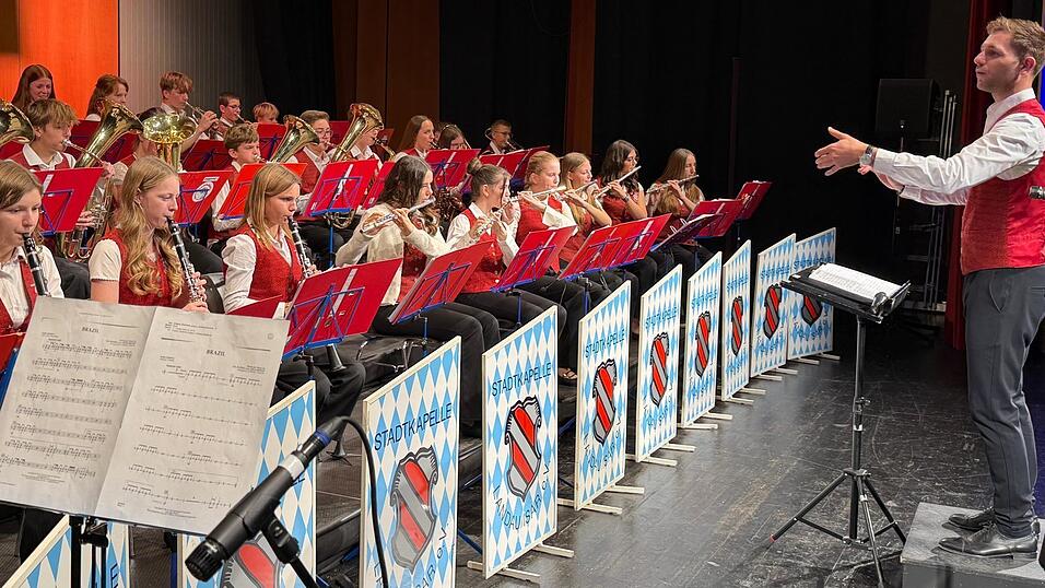 Dirigent Mathias Plechinger war &uuml;beraus stolz auf die Nachwuchsmusiker.