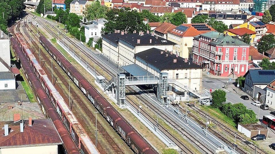 &Uuml;ber den Further Bahnhof soll in ein paar Jahren die Metropolenbahn mit einer deutlich k&uuml;rzeren Reisezeit zwischen Prag und N&uuml;rnberg rollen. Jedoch sieht es derzeit danach aus, dass sie nur in Cham, jedoch nicht in Furth im Wald halten wird.