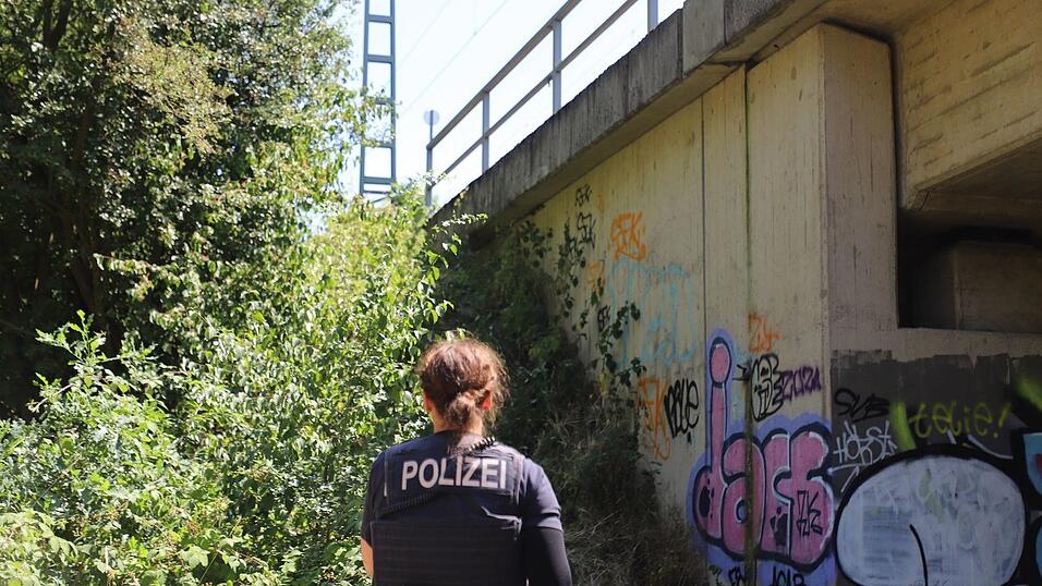 An der wichtigen Bahnstrecke zwischen Köln und Düsseldorf kam es zu einem Böschungsbrand. An der wichtigen Bahnstrecke zwischen Köln und Düsseldorf kam es zu einem Böschungsbrand.