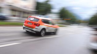 Der Rettungsdienst brachte den Verletzten in eine Münchner Klinik, wo er notoperiert wurde. (Symbolbild) Der Rettungsdienst brachte den Verletzten in eine Münchner Klinik, wo er notoperiert wurde. (Symbolbild)