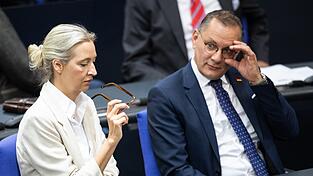 Alice Weidel und Tino Chrupalla schwören die Bundestagsfraktion ein, auf sprachliche Entgleisungen zu verzichten.