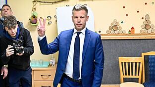 Peter Magyar macht nach seiner Stimmmabgabe in einem Budapester Wahllokal das Victory-Zeichen.