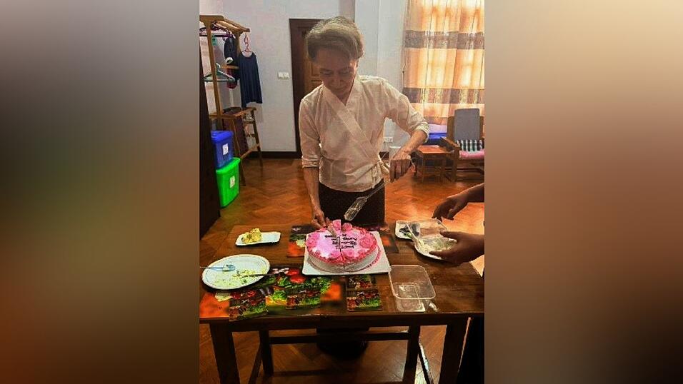 Die Militärregierung veröffentlichte auch Fotos, die Suu Kyi an ihrem Geburtstag im Juni zeigen sollen. Die Militärregierung veröffentlichte auch Fotos, die Suu Kyi an ihrem Geburtstag im Juni zeigen sollen.