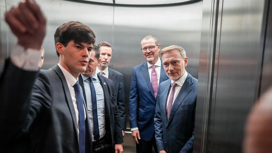 Bundesfinanzminister und FDP-Parteivorsitzender Christian Lindner (r.) steht nach einem Treffen seiner Fraktion mit Vertretern von Wirtschaftsverb&auml;nden im Reichstagsgeb&auml;ude. Bundeskanzler Olaf Scholz hatte zu einem eigenen Wirtschaftsgipfel geladen.