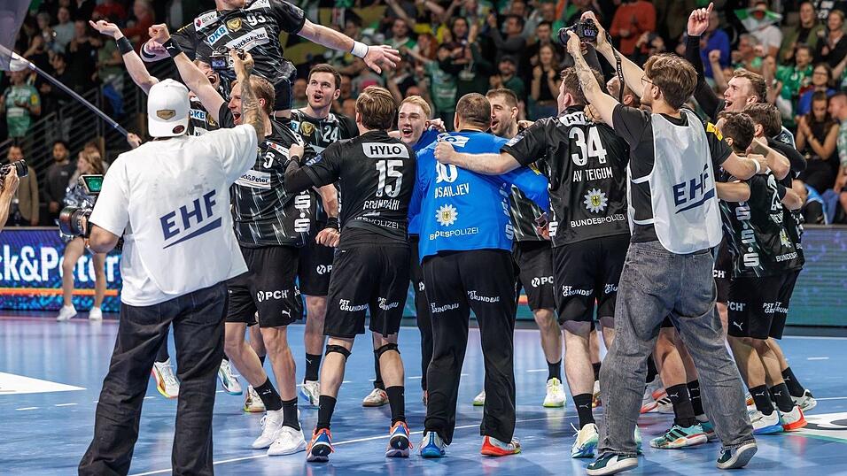 Die F&uuml;chse Berlin feierten ausgelassen den Halbfinal-Einzug.
