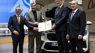 Joachim Post, (l-r) Mitglied des Vorstands der BMW AG, Markus Söder (CSU), bayerischer Ministerpräsident, Patrick Schnieder (CDU), Bundesminister für Verkehr, und Hubert Aiwanger (Freie Wähler), Bayerischer Staatsminister für Wirtschaft, Landesentwicklung und Energie, nehmen an der Förderbescheidübergabe für das IPCEI-Wasserstoff-Projekt „HyPowerDrive“ teil. Joachim Post, (l-r) Mitglied des Vorstands der BMW AG, Markus Söder (CSU), bayerischer Ministerpräsident, Patrick Schnieder (CDU), Bundesminister für Verkehr, und Hubert Aiwanger (Freie Wähler), Bayerischer Staatsminister für Wirtschaft, Landesentwicklung und Energie, nehmen an der Förderbescheidübergabe für das IPCEI-Wasserstoff-Projekt „HyPowerDrive“ teil.