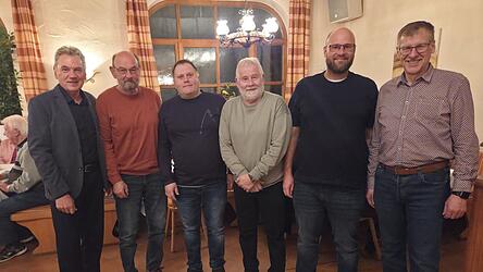 Die f&uuml;r langj&auml;hrige Vereinszugeh&ouml;rigkeit Geehrten mit Vorsitzendem Roland Jummer (l.) und Stellvertreter Hans Eder (r.).